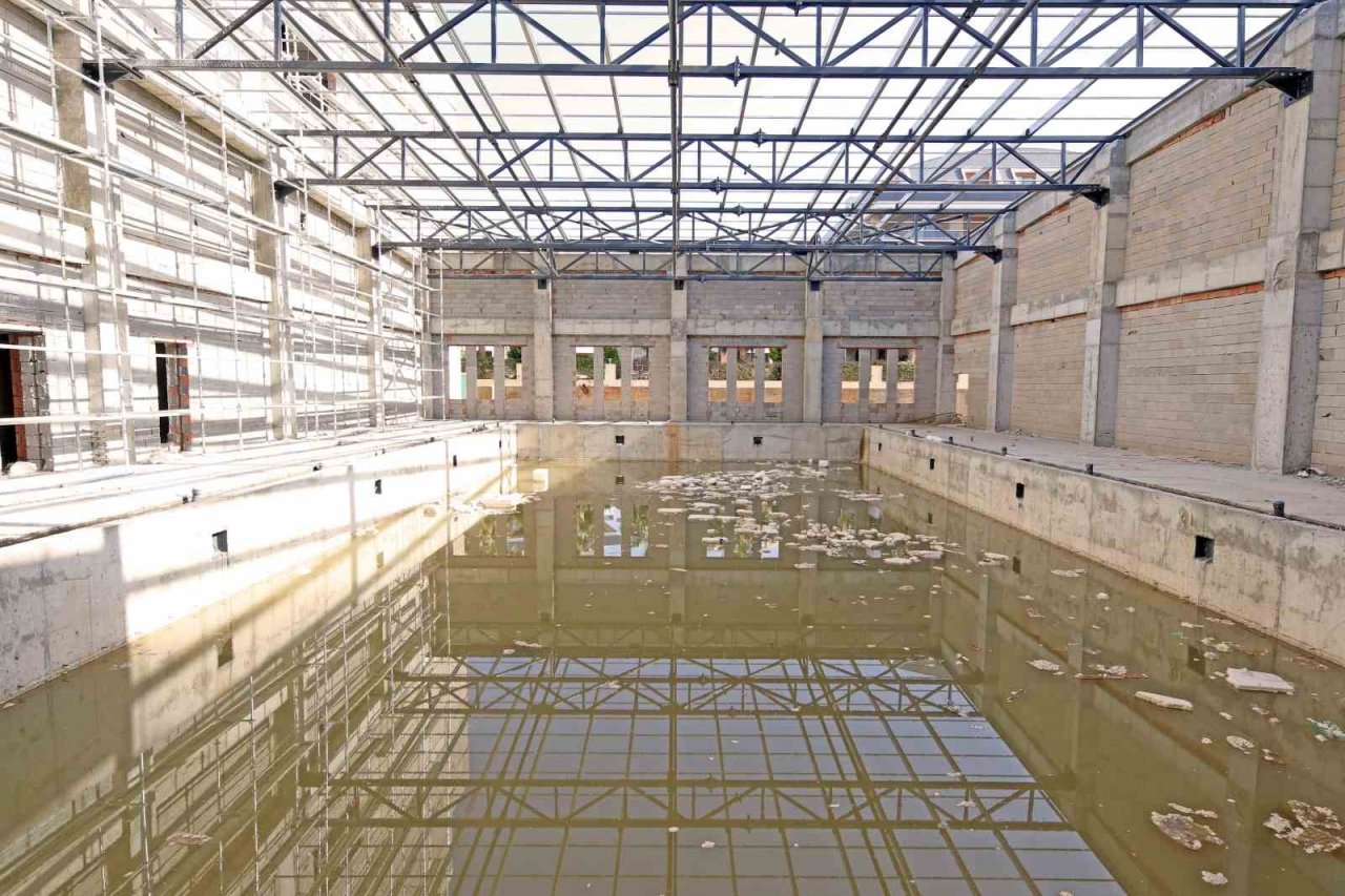 Alanya Belediyesi Oba Kapalı Spor Kompleksi hızla yükseliyor