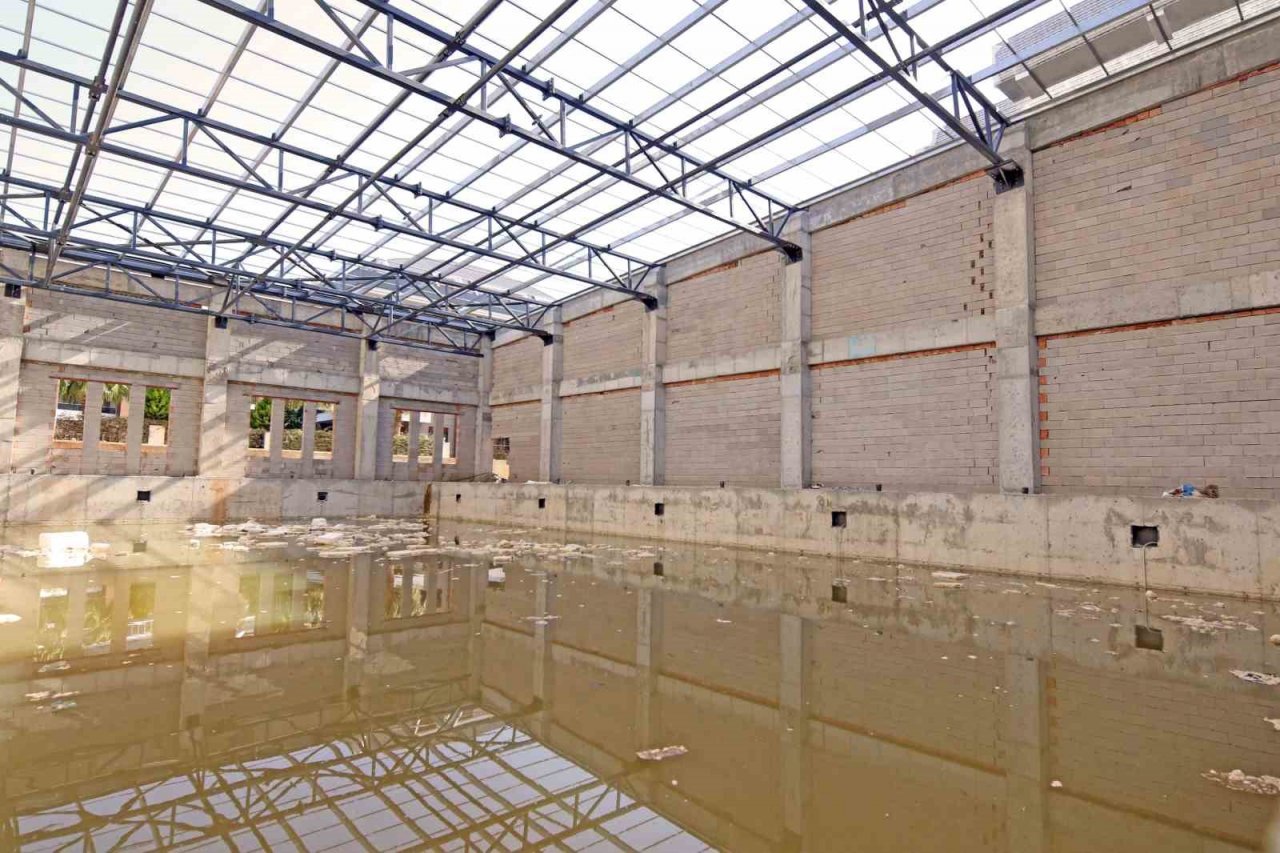 Alanya Belediyesi Oba Kapalı Spor Kompleksi hızla yükseliyor