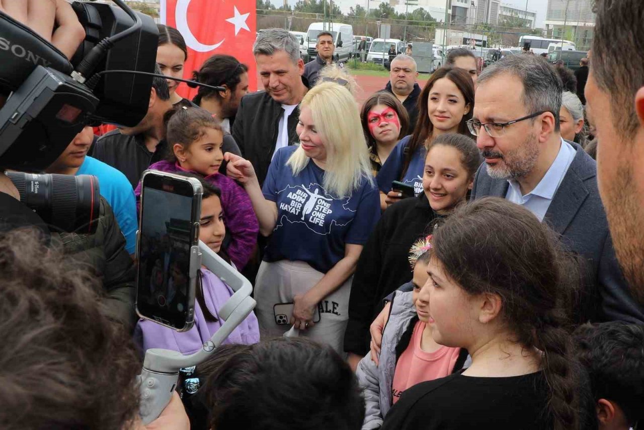 Depremzede çocuklar için spor şenliği
