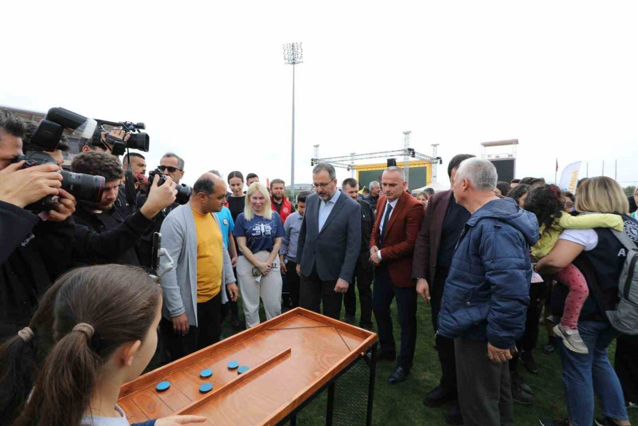 Depremzede çocuklar için spor şenliği