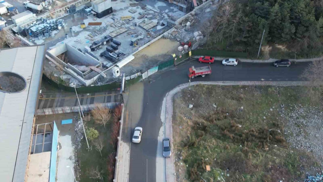 Arnavutköy’de su borusu patladı, tonlarca su dakikalarca boşa aktı