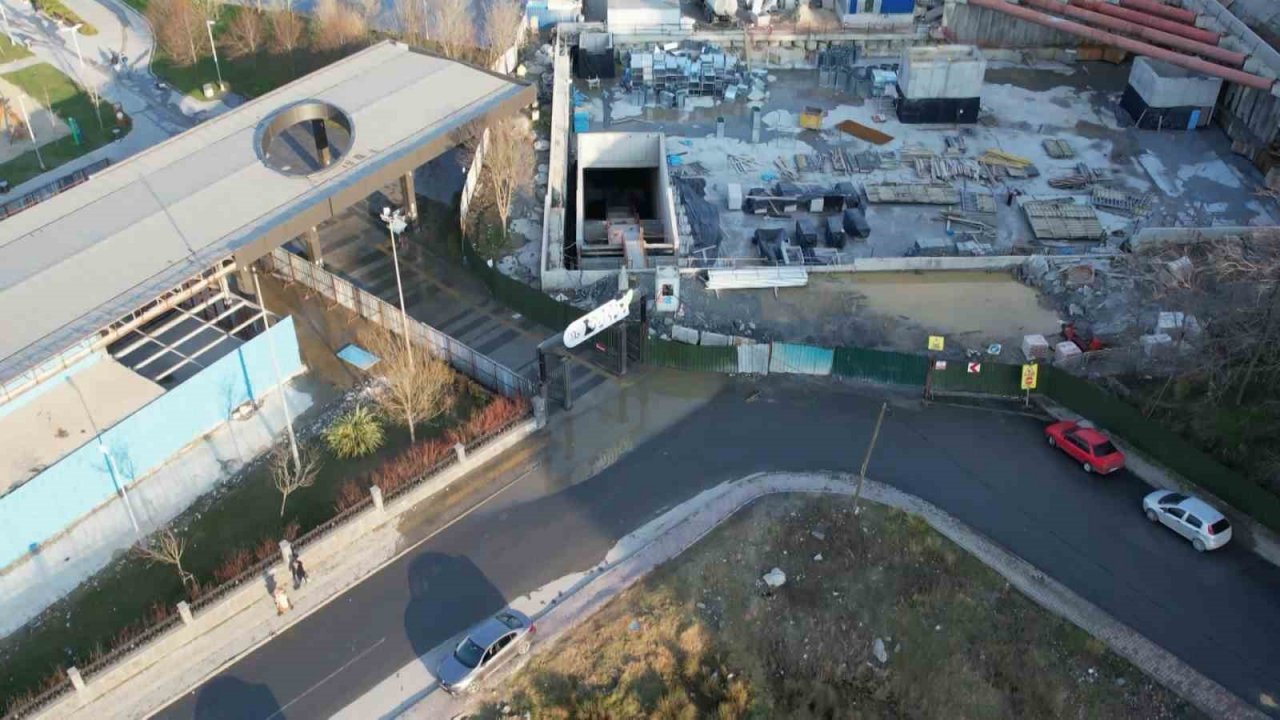 Arnavutköy’de su borusu patladı, tonlarca su dakikalarca boşa aktı