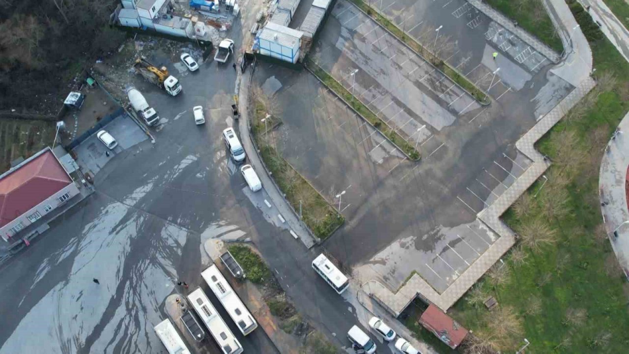 Arnavutköy’de su borusu patladı, tonlarca su dakikalarca boşa aktı