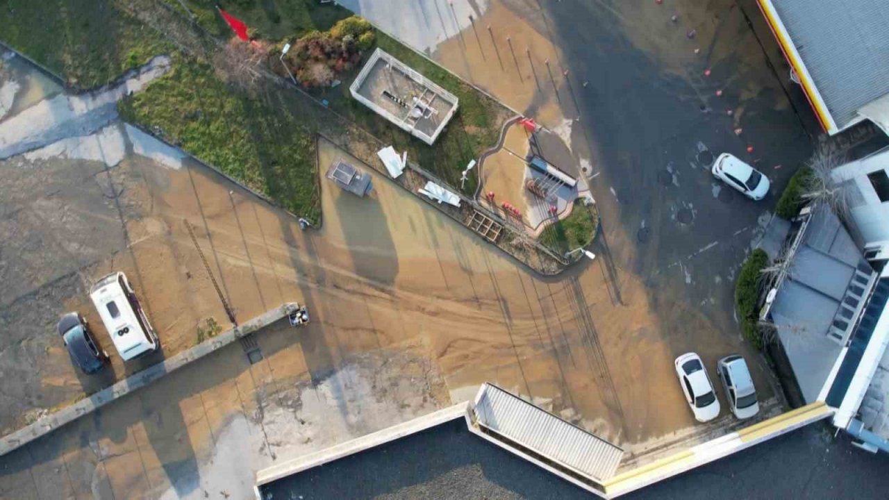 Arnavutköy’de su borusu patladı, tonlarca su dakikalarca boşa aktı