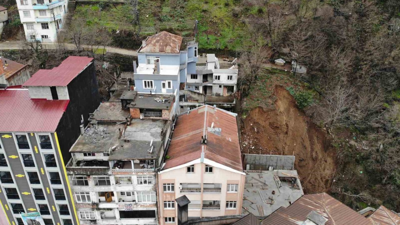 Heyelan mağduru Artvin’in Borçka ilçesi Gündoğdu mahallesi sakinleri sorunlarına kalıcı çözüm istiyor