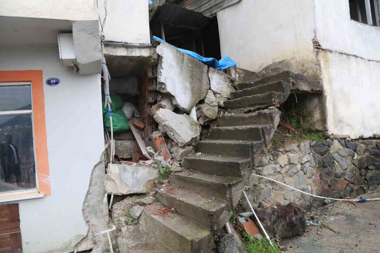 Heyelan mağduru Artvin’in Borçka ilçesi Gündoğdu mahallesi sakinleri sorunlarına kalıcı çözüm istiyor