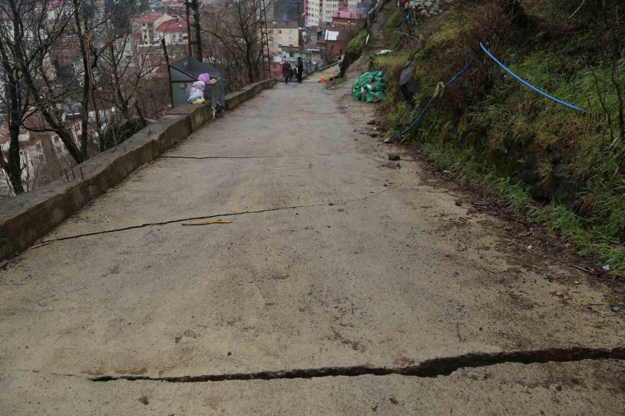 Heyelan mağduru Artvin’in Borçka ilçesi Gündoğdu mahallesi sakinleri sorunlarına kalıcı çözüm istiyor