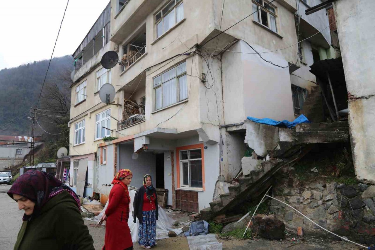 Heyelan mağduru Artvin’in Borçka ilçesi Gündoğdu mahallesi sakinleri sorunlarına kalıcı çözüm istiyor