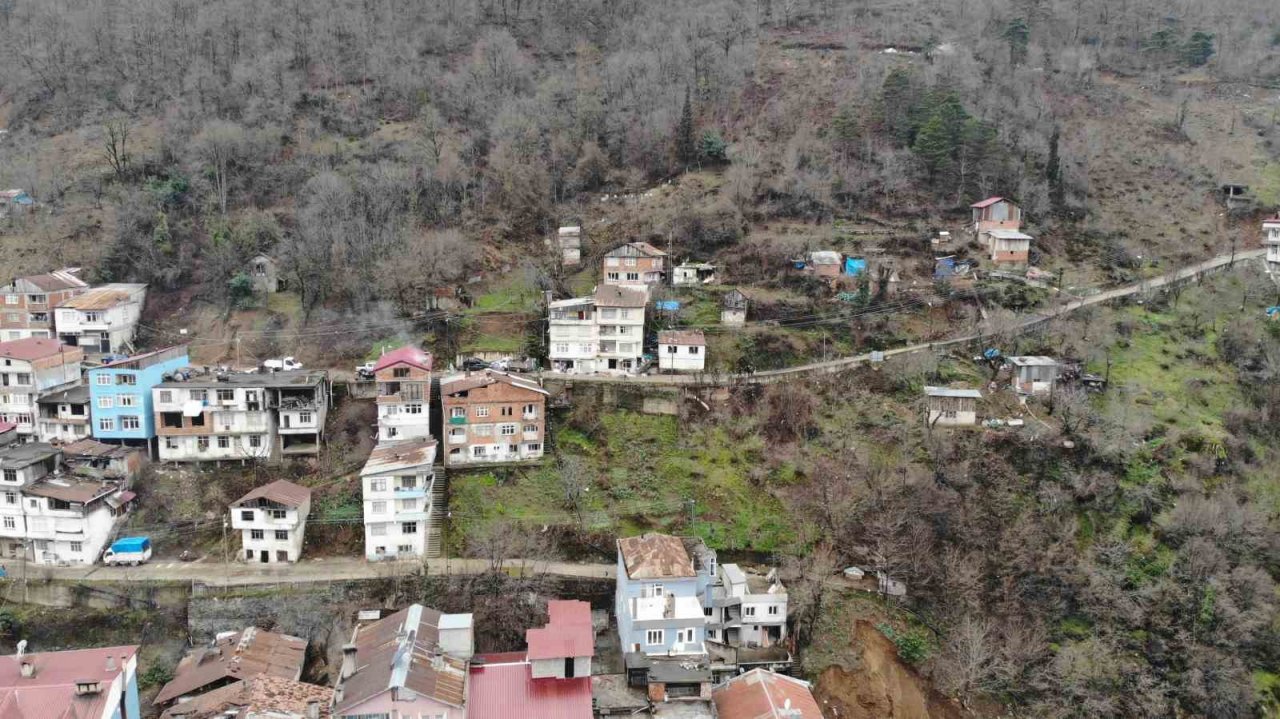 Heyelan mağduru Artvin’in Borçka ilçesi Gündoğdu mahallesi sakinleri sorunlarına kalıcı çözüm istiyor