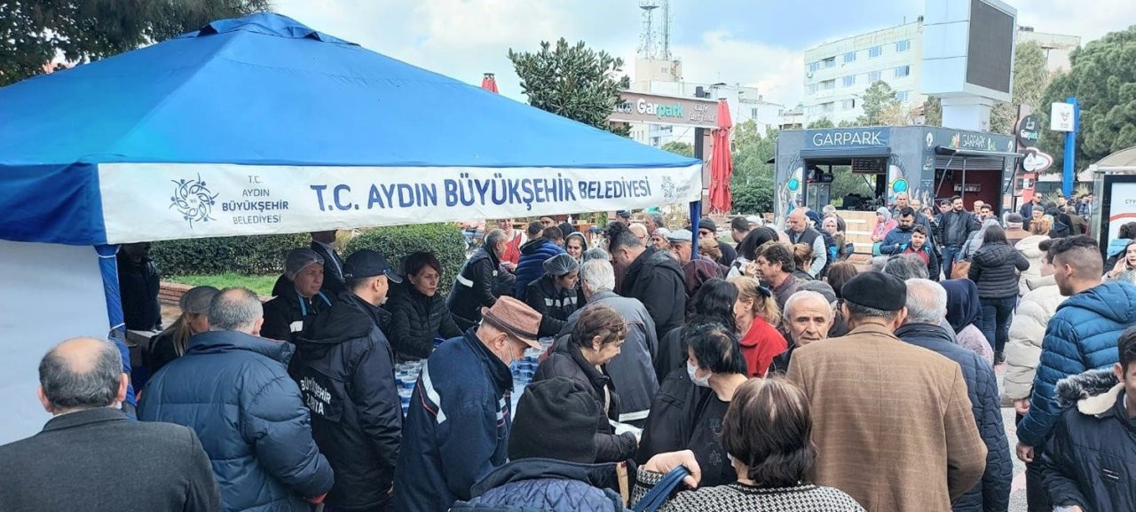 Aydın Büyükşehir Belediyesi binlerce vatandaşa helva hayrında bulundu