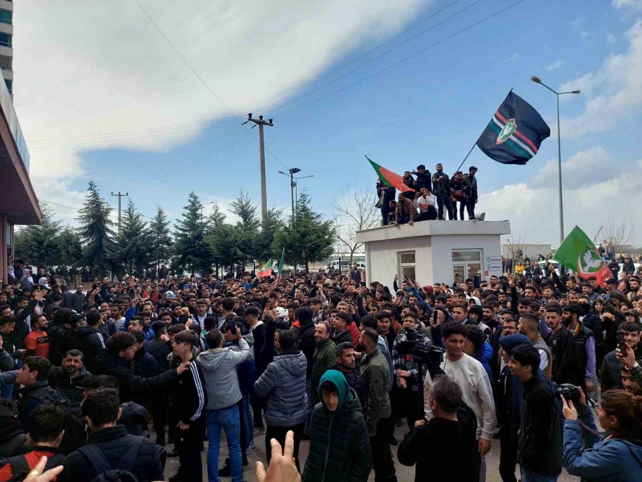 Amedsporlu futbolcular, vatandaşlar tarafından alkışlarla karşılandı