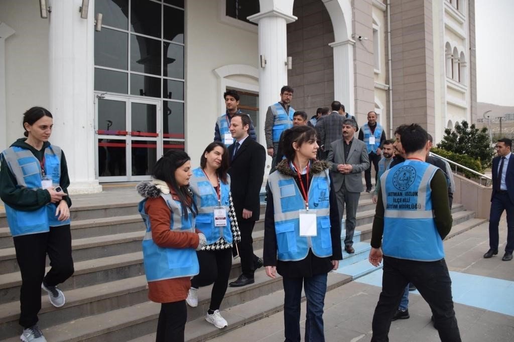 Kozluklu gönüllü öğretmenler deprem bölgesindeki öğrencilere eğitim vermek için yola çıktı