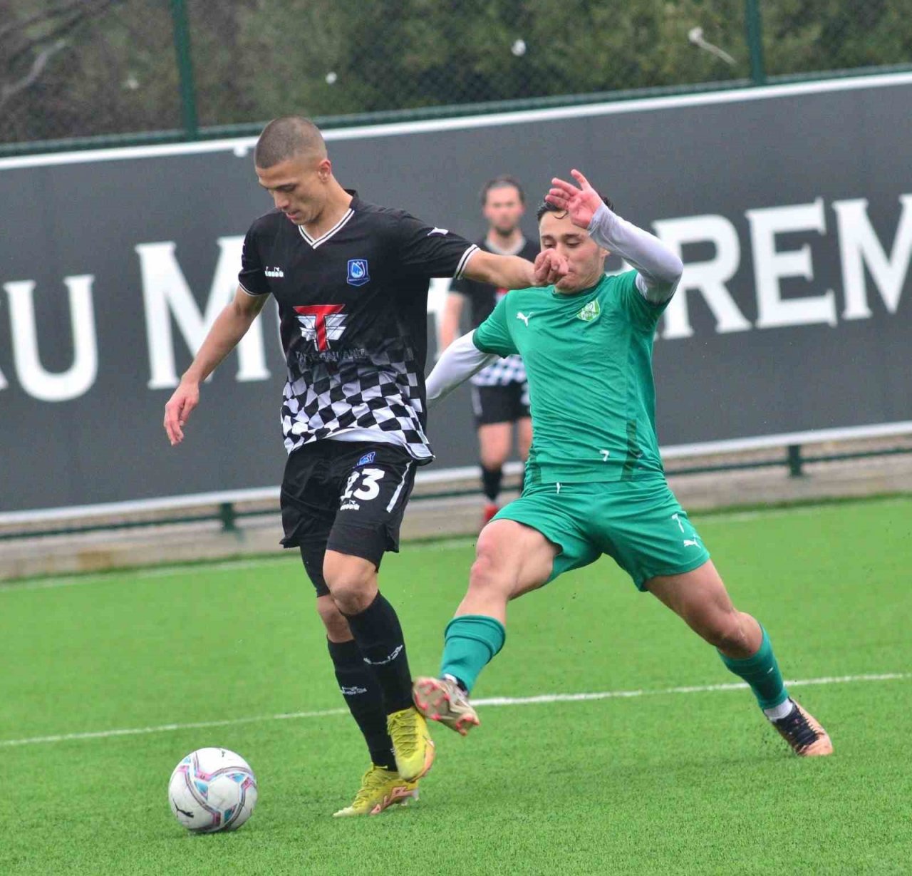 Yunusemre Belediyespor liderliğini devam ettirdi