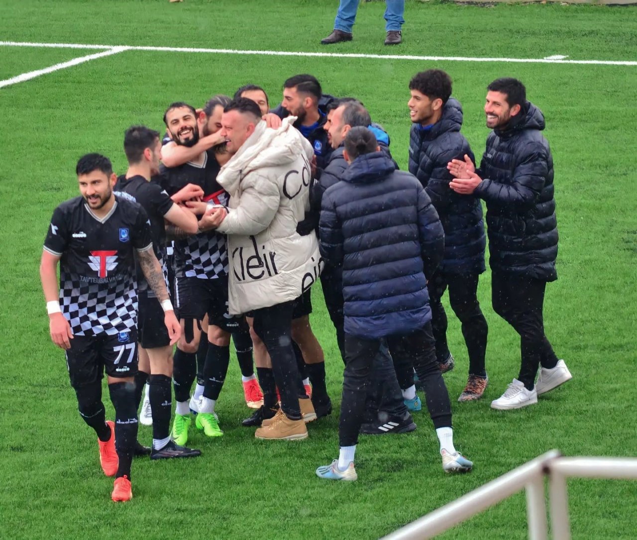 Yunusemre Belediyespor liderliğini devam ettirdi