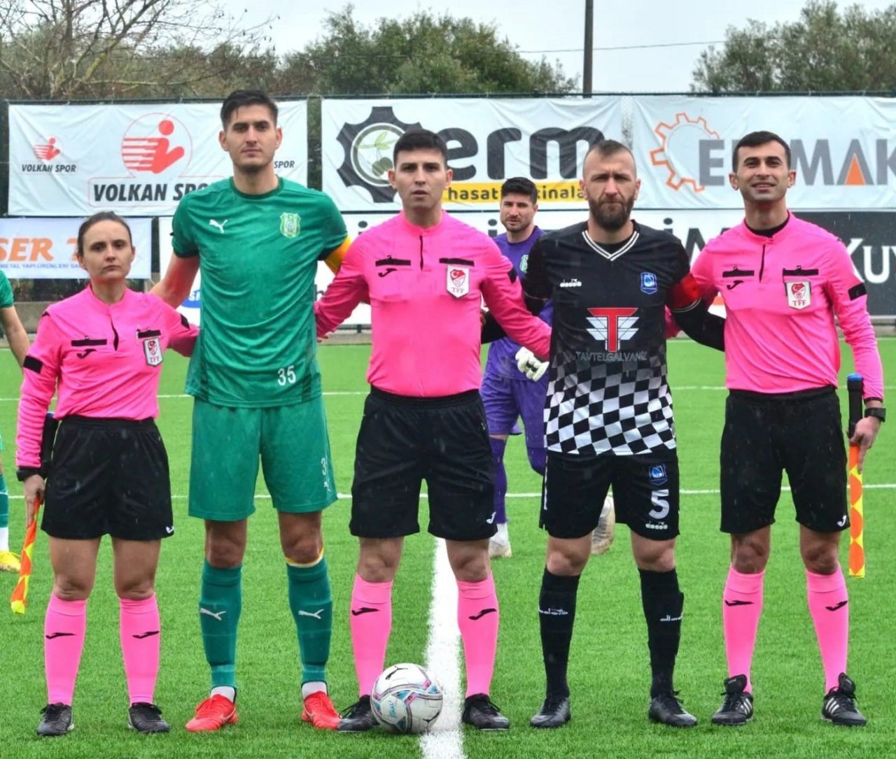 Yunusemre Belediyespor liderliğini devam ettirdi