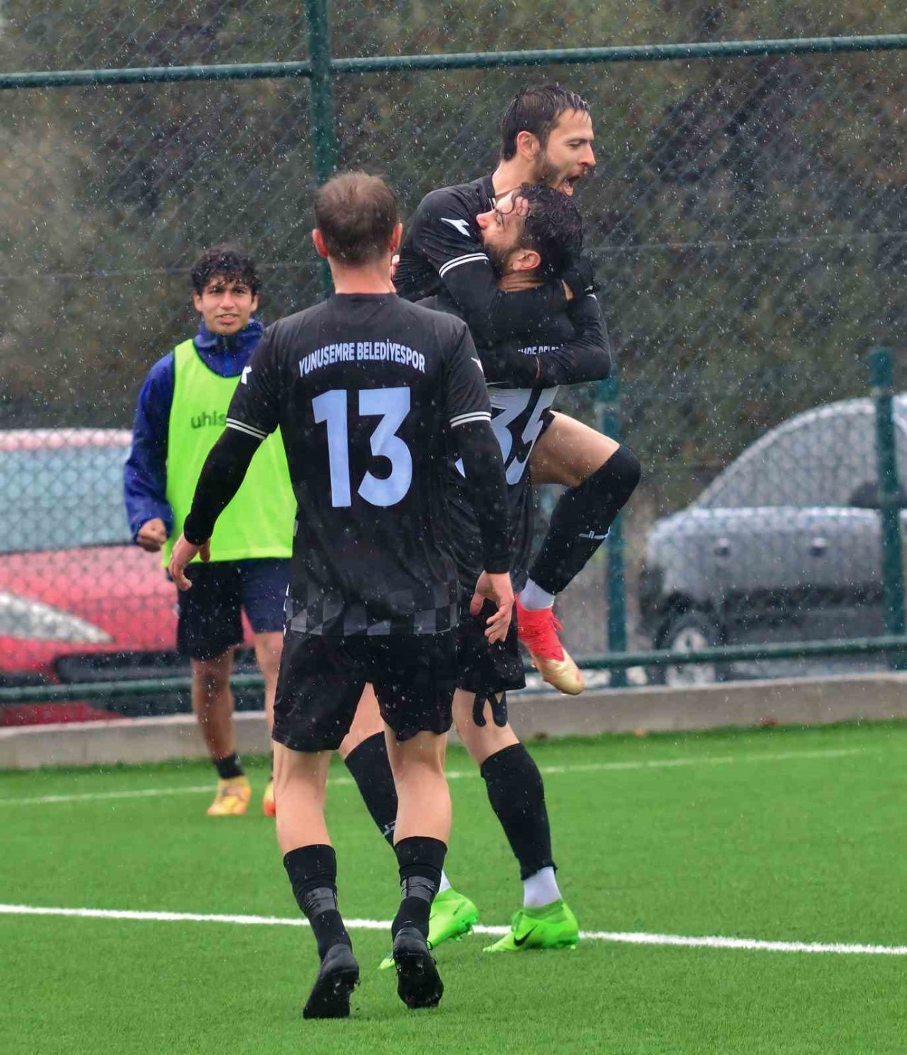 Yunusemre Belediyespor liderliğini devam ettirdi