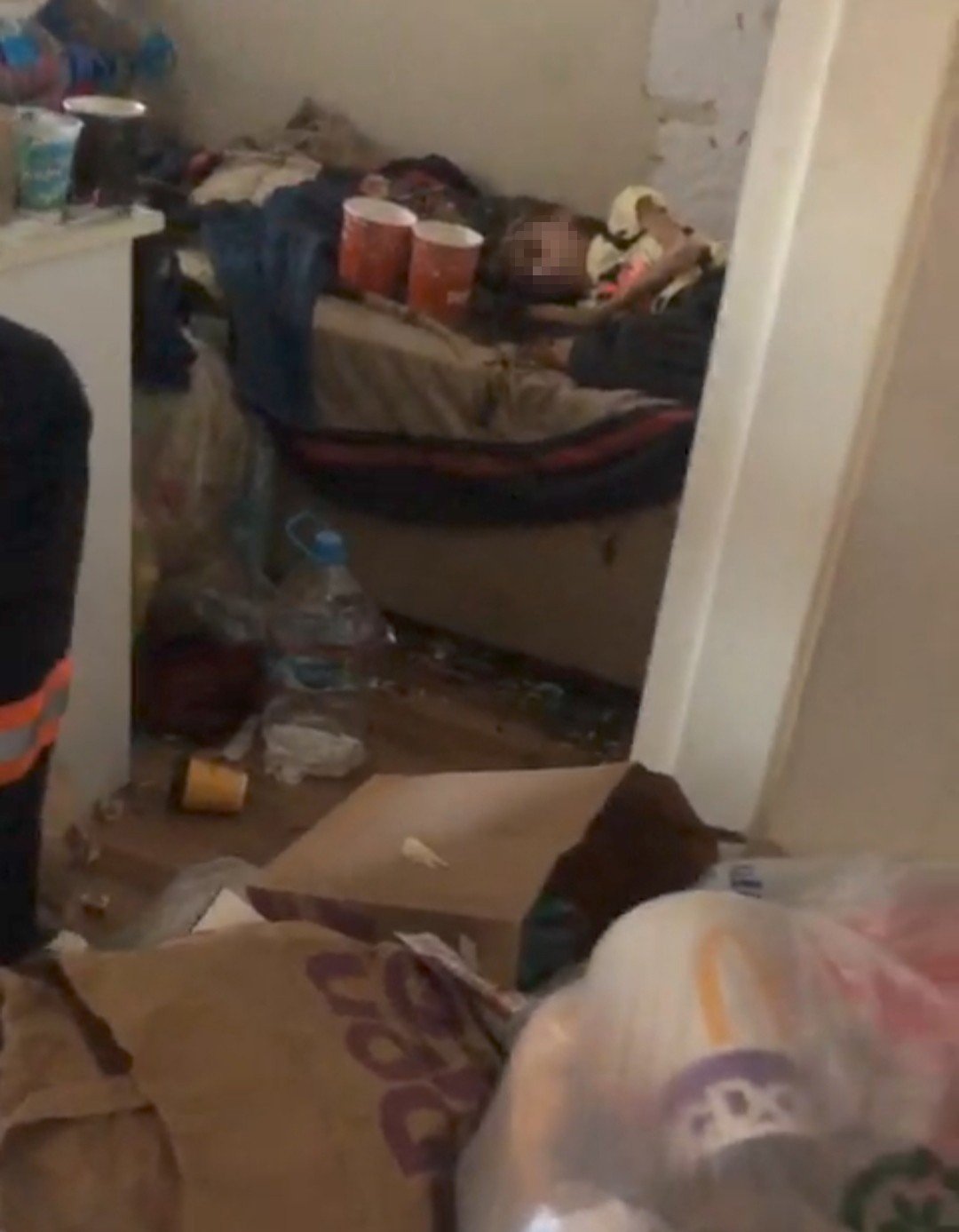 Yeğenini çöp evde ölüme terk eden teyze ilk kez hakim karşısında