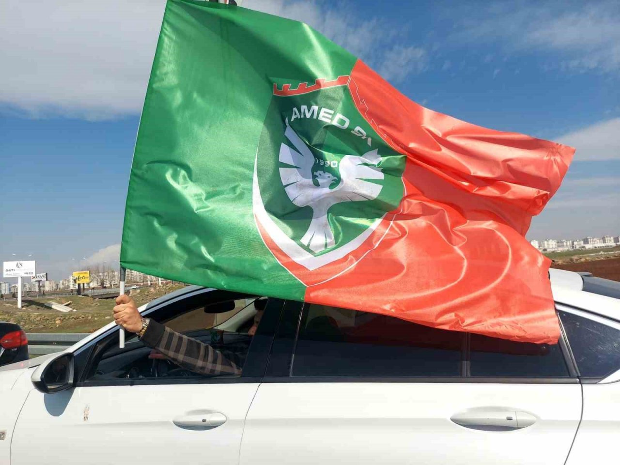 Amedsporlu futbolcular, vatandaşlar tarafından alkışlarla karşılandı