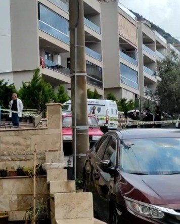 Cam silerken balkondan düşen kadın öldü