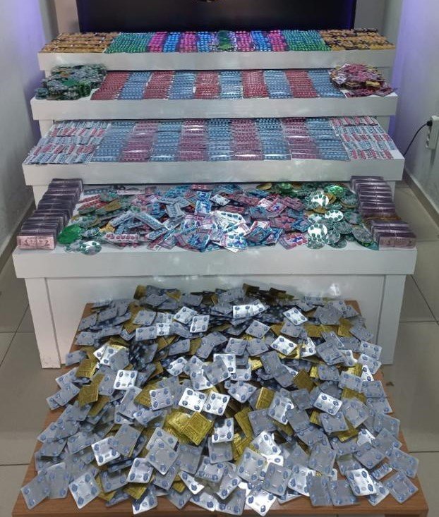 Cinsel içerikli hap ve tarihi eser kaçakçılara operasyon