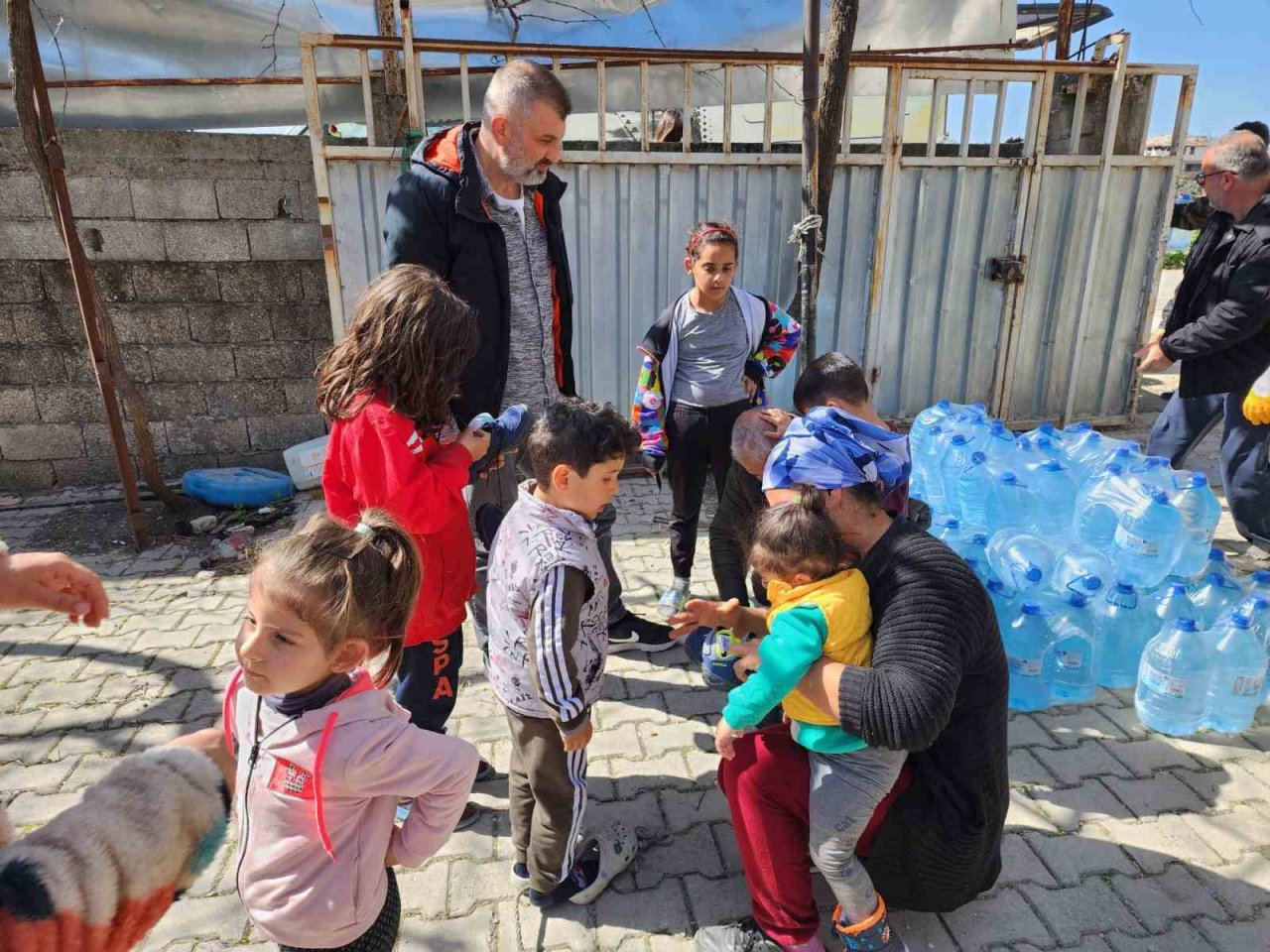 Gölcük Belediyesi Hatay’da içme suyu dağıtıyor