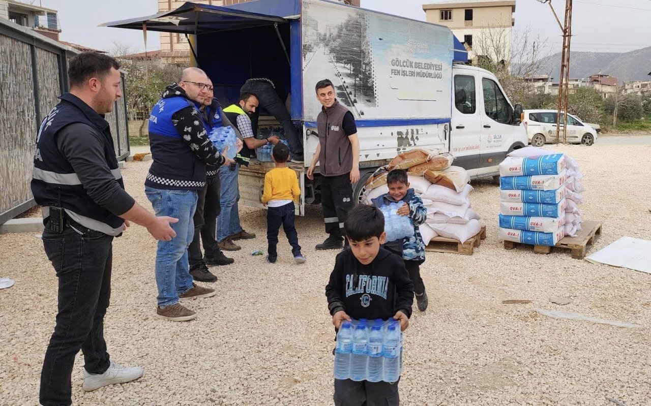 Gölcük Belediyesi Hatay’da içme suyu dağıtıyor