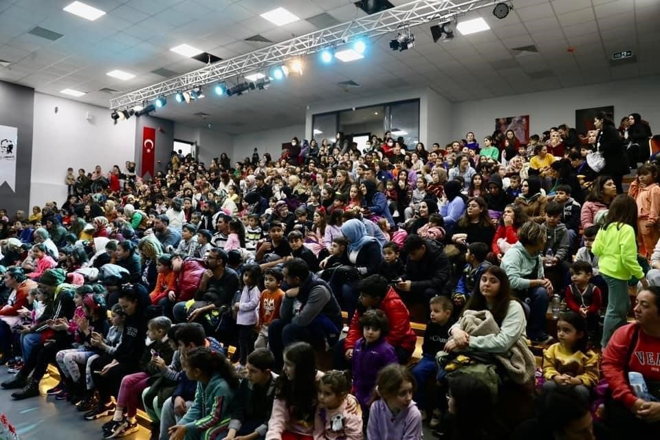 Didim’de müzikli tiyatro oyununa yoğun ilgi gösterdi