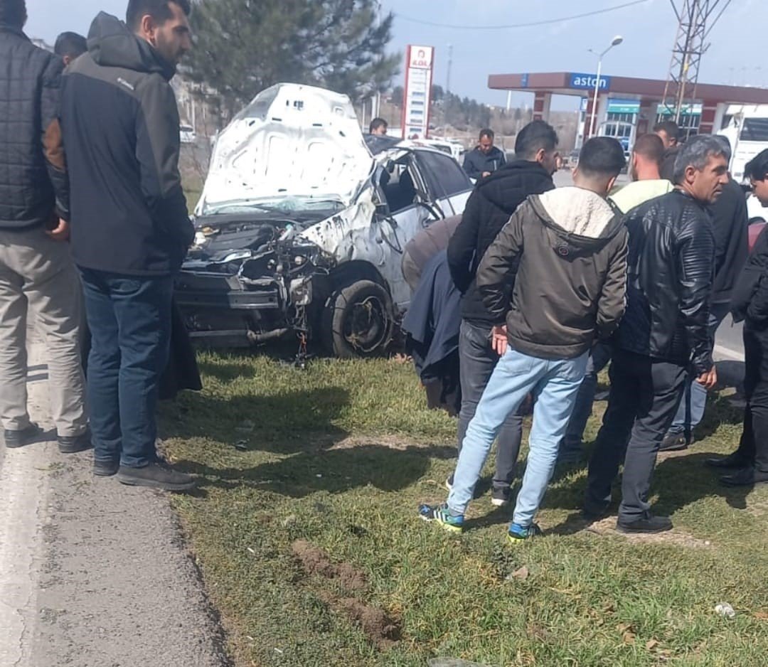 Otomobilin metrelerce takla attığı kaza güvenlik kamerasında