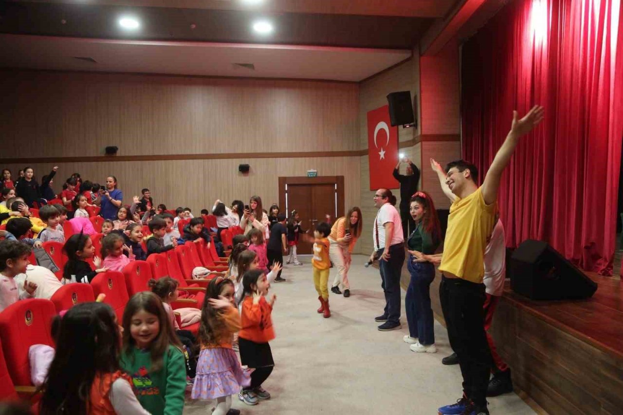 Efeler’den depremzede çocuklara moral oyunu