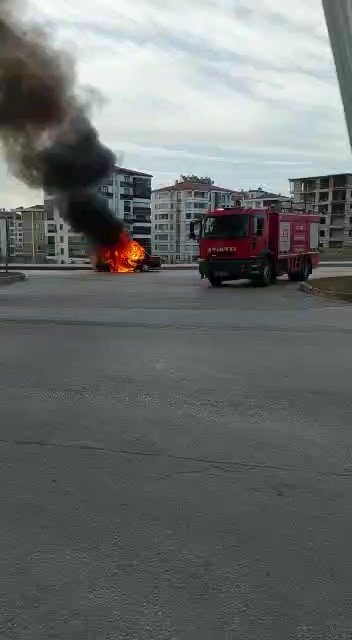 Elazığ’da otomobil alev alev yandı