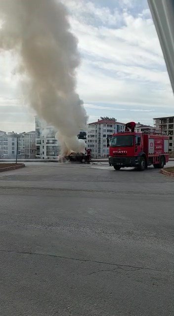 Elazığ’da otomobil alev alev yandı
