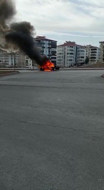 Elazığ’da otomobil alev alev yandı
