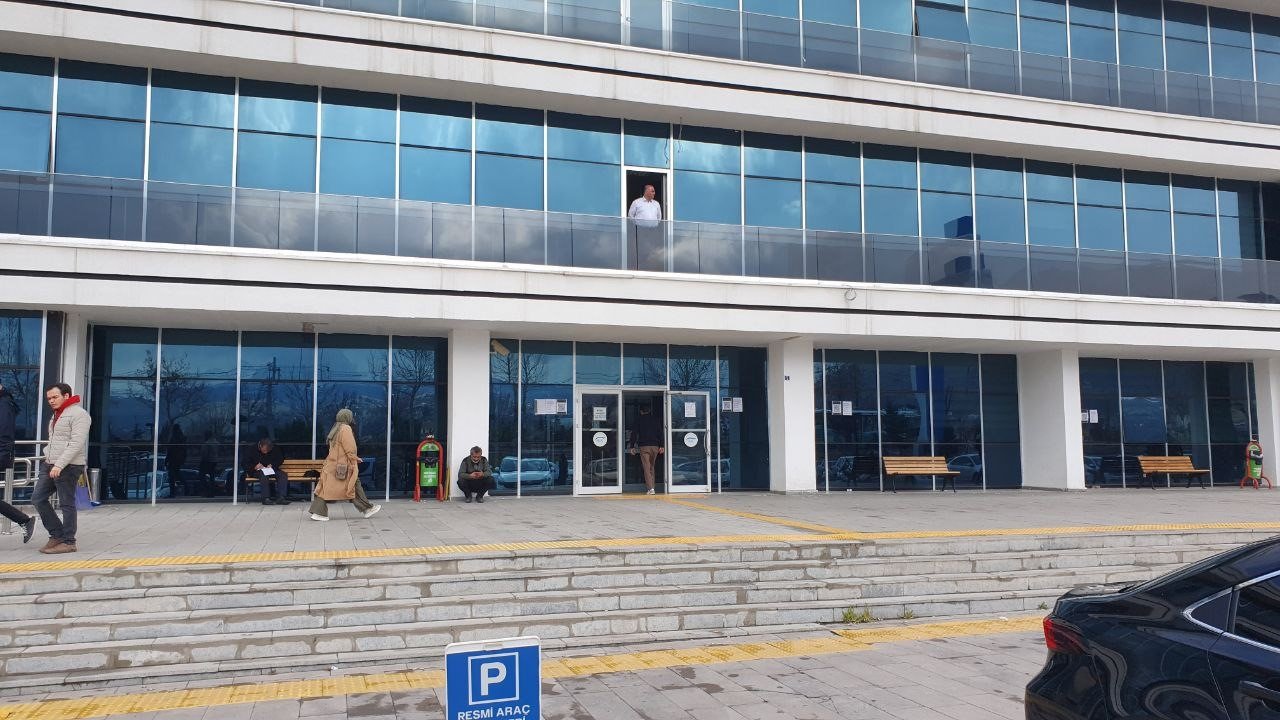 Sosyal Güvenlik Kurumu önü boş kaldı