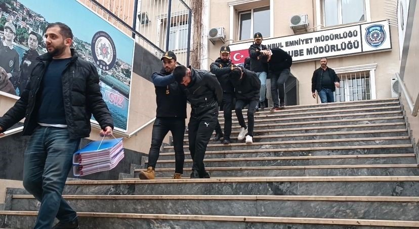 Otomobillere dadanan dikiz aynası hırsızları kamerada