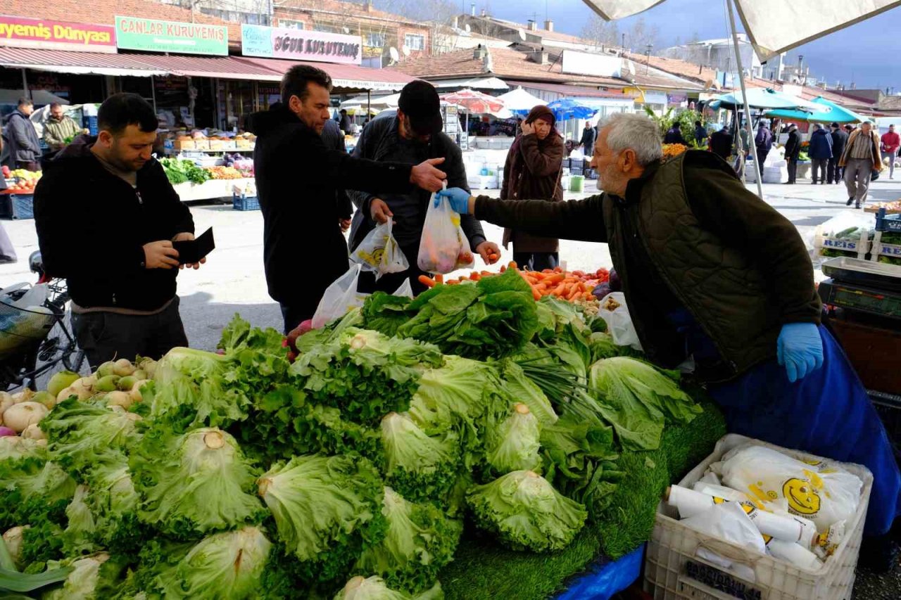 Erzincan’da semt pazarında hareketlilik