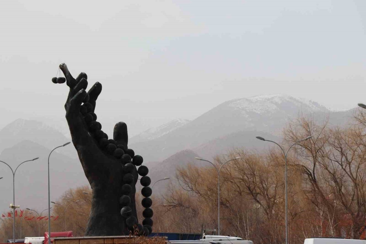 Oltu’da toz bulutu etkili oldu