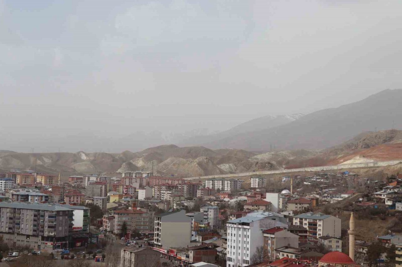 Oltu’da toz bulutu etkili oldu