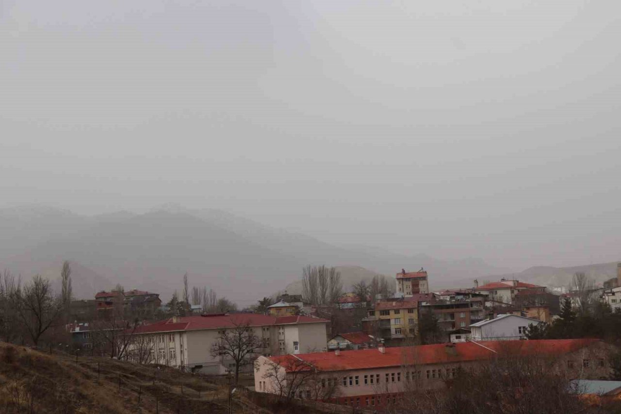 Oltu’da toz bulutu etkili oldu