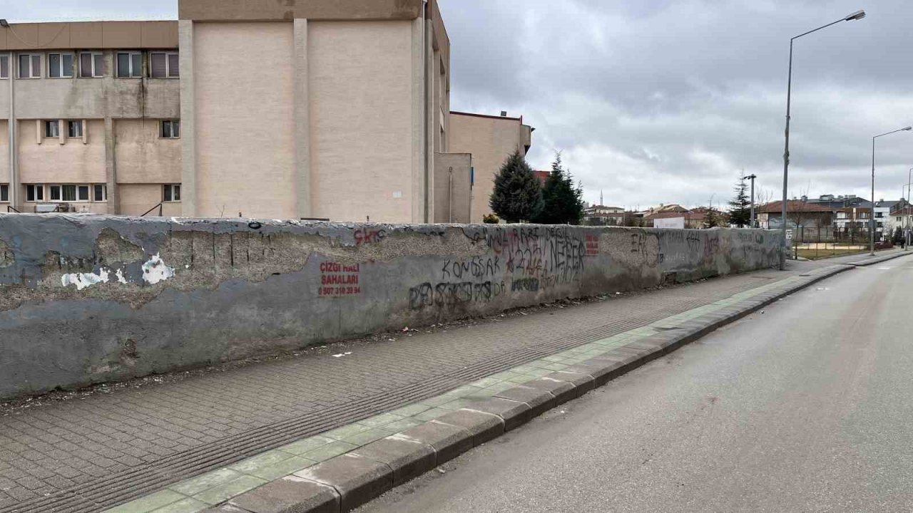 200 metrelik duvar vandalların hedefi oldu