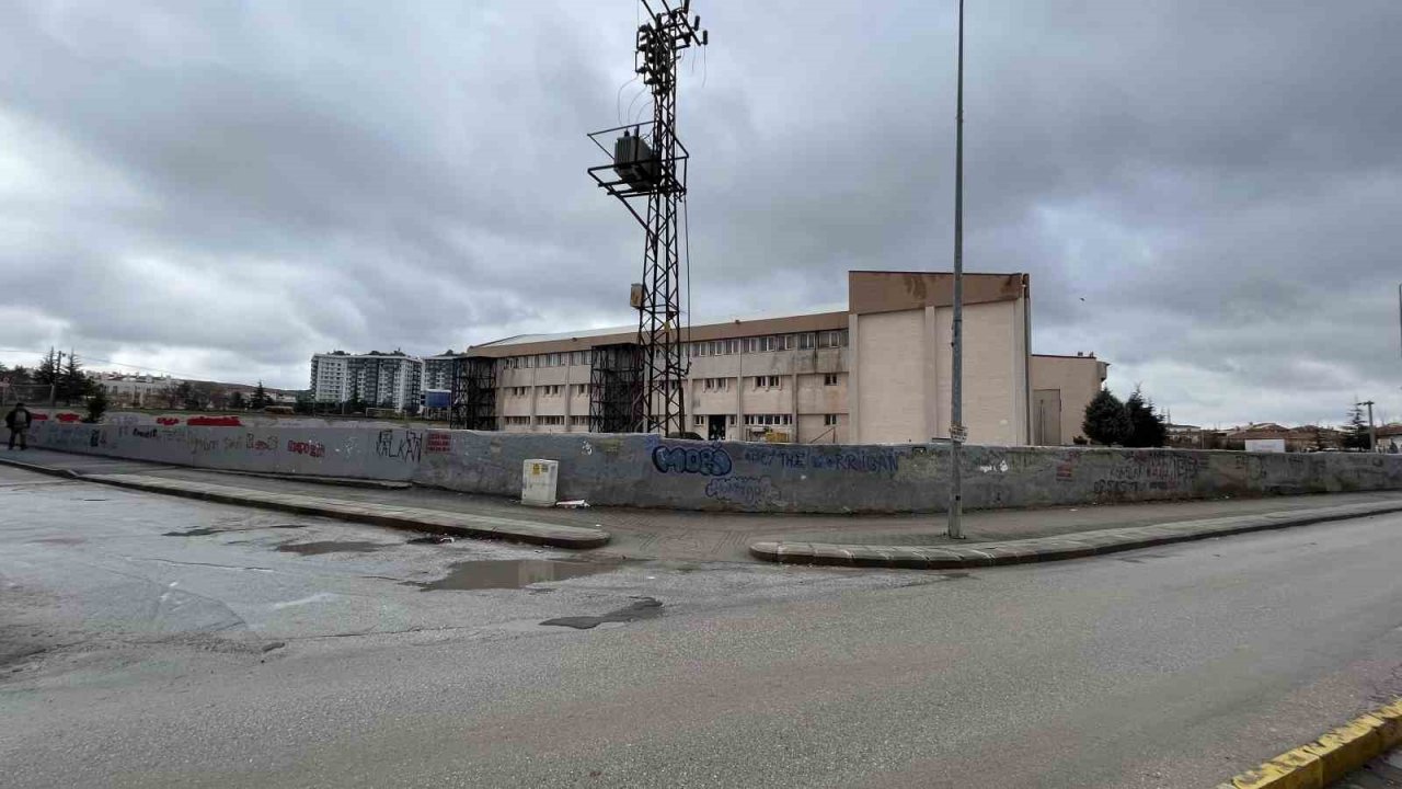 200 metrelik duvar vandalların hedefi oldu