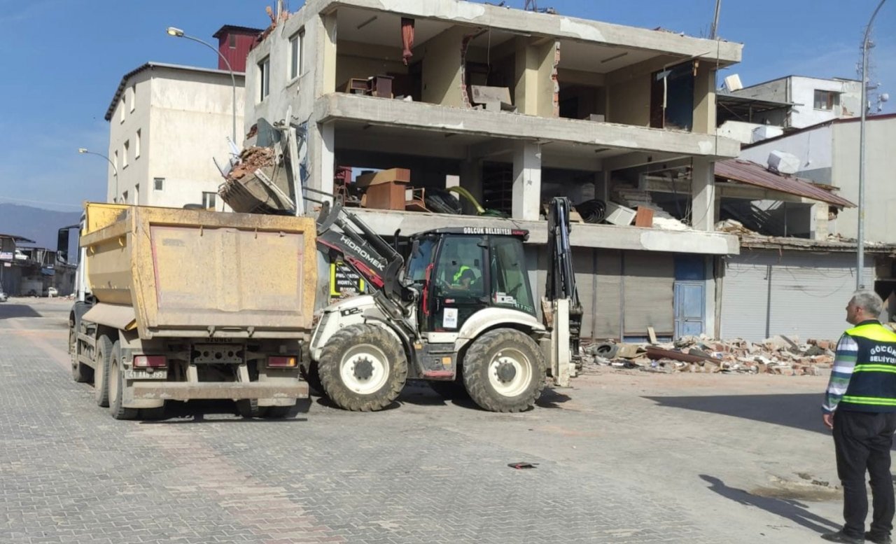 Gölcük Belediyesi Hatay’da içme suyu dağıtıyor