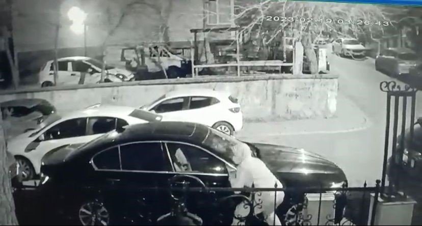 Otomobillere dadanan dikiz aynası hırsızları kamerada