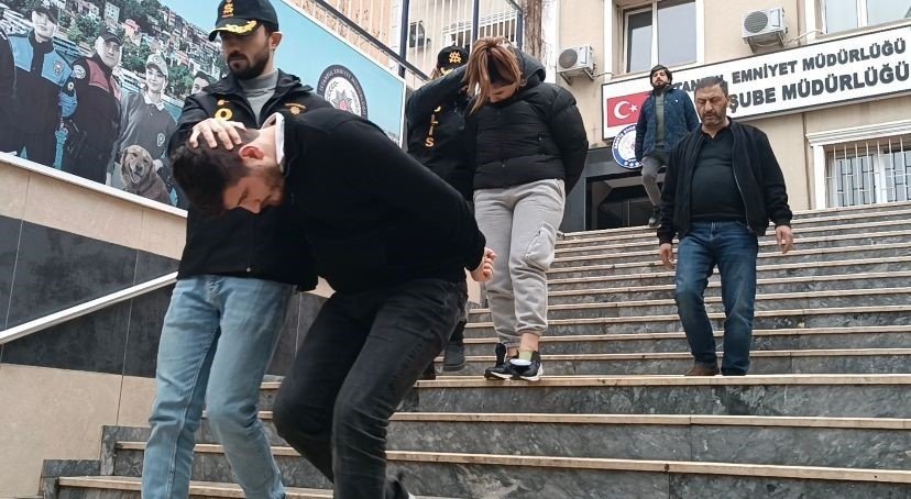 Otomobillere dadanan dikiz aynası hırsızları kamerada