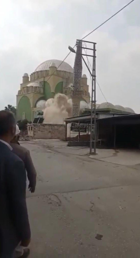 Kontrollü yıkılan minare iş yerinin üzerine düştü