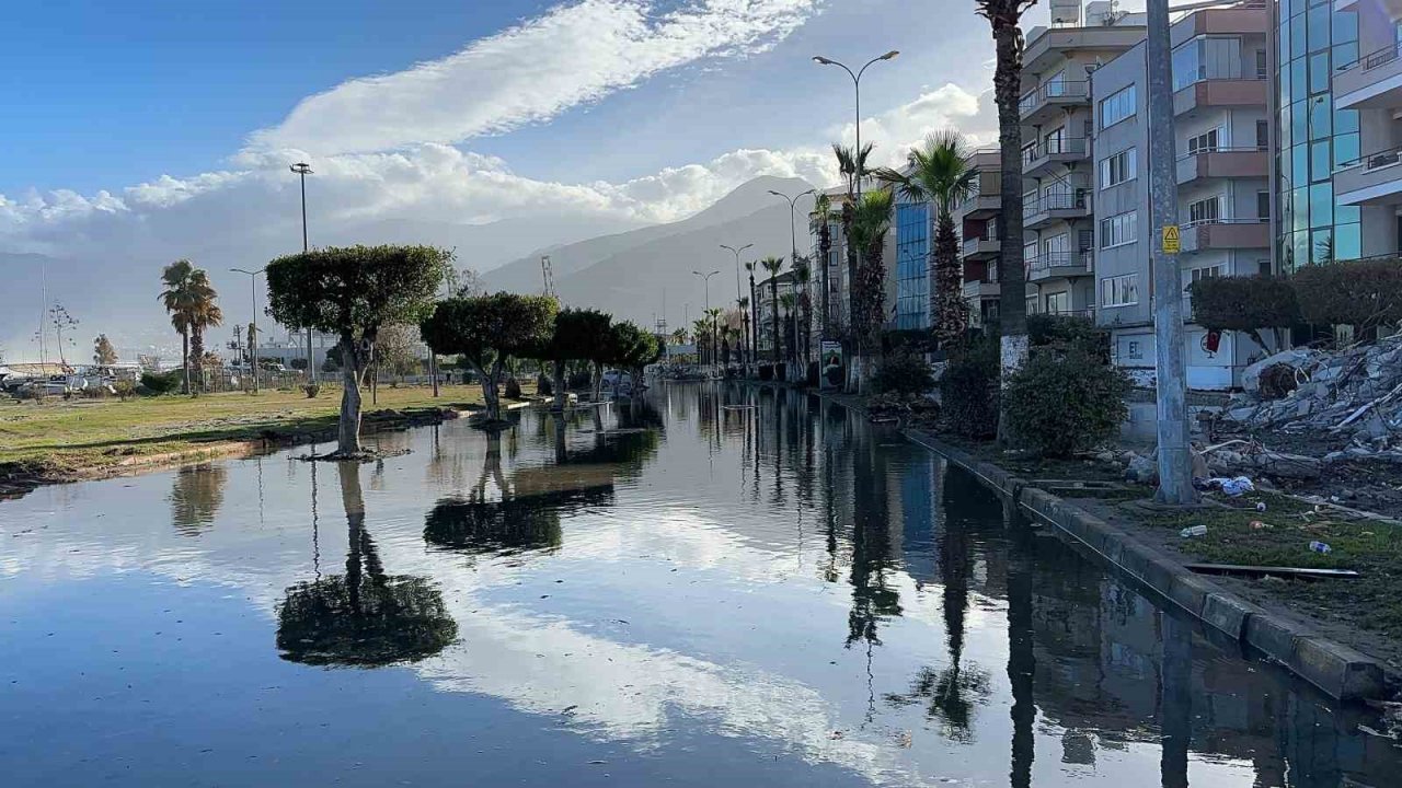 Denizin taştığı İskenderun’da son durum görüntülendi