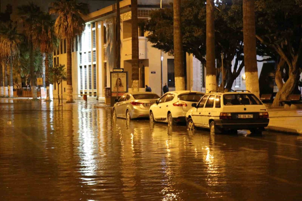 İskenderun’da deniz taştı, caddeler sularla doldu