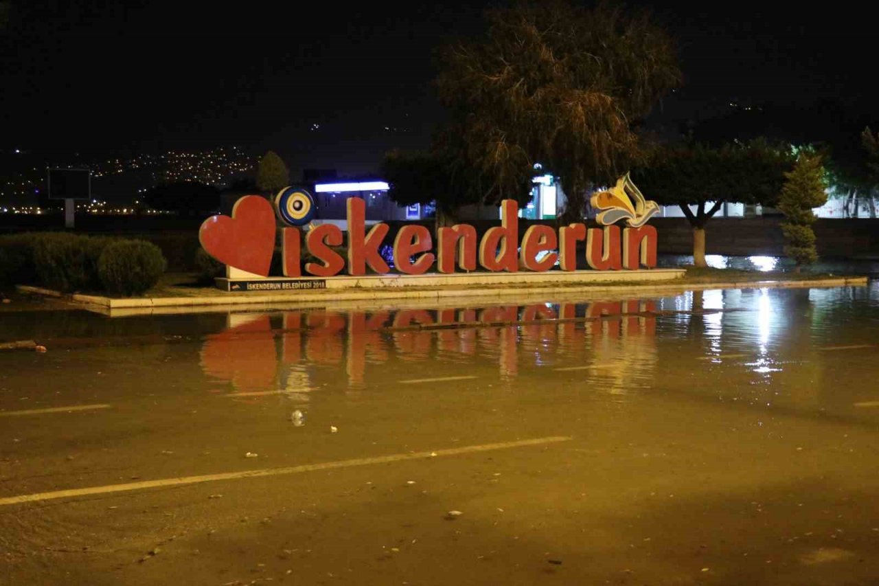 İskenderun’da deniz taştı, caddeler sularla doldu