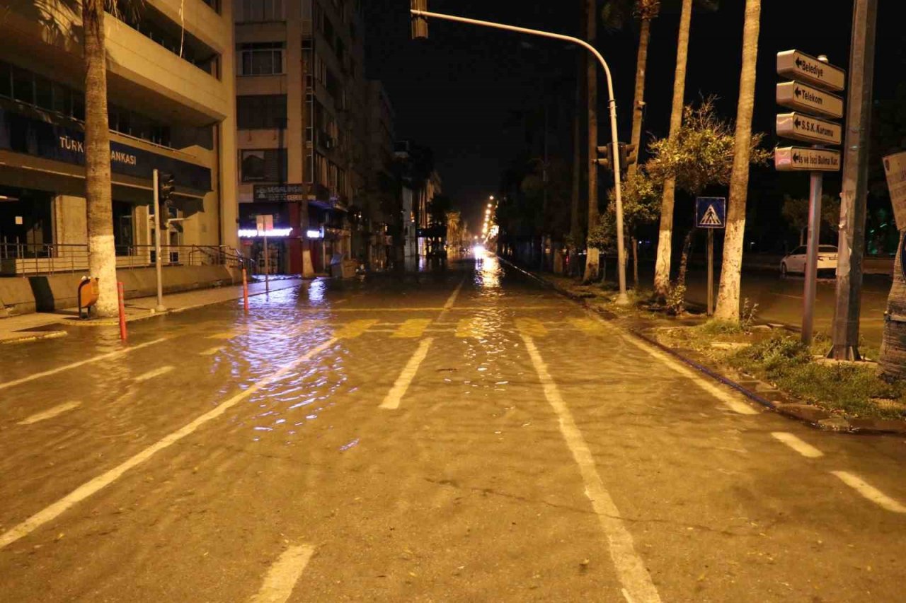 İskenderun’da deniz taştı, caddeler sularla doldu