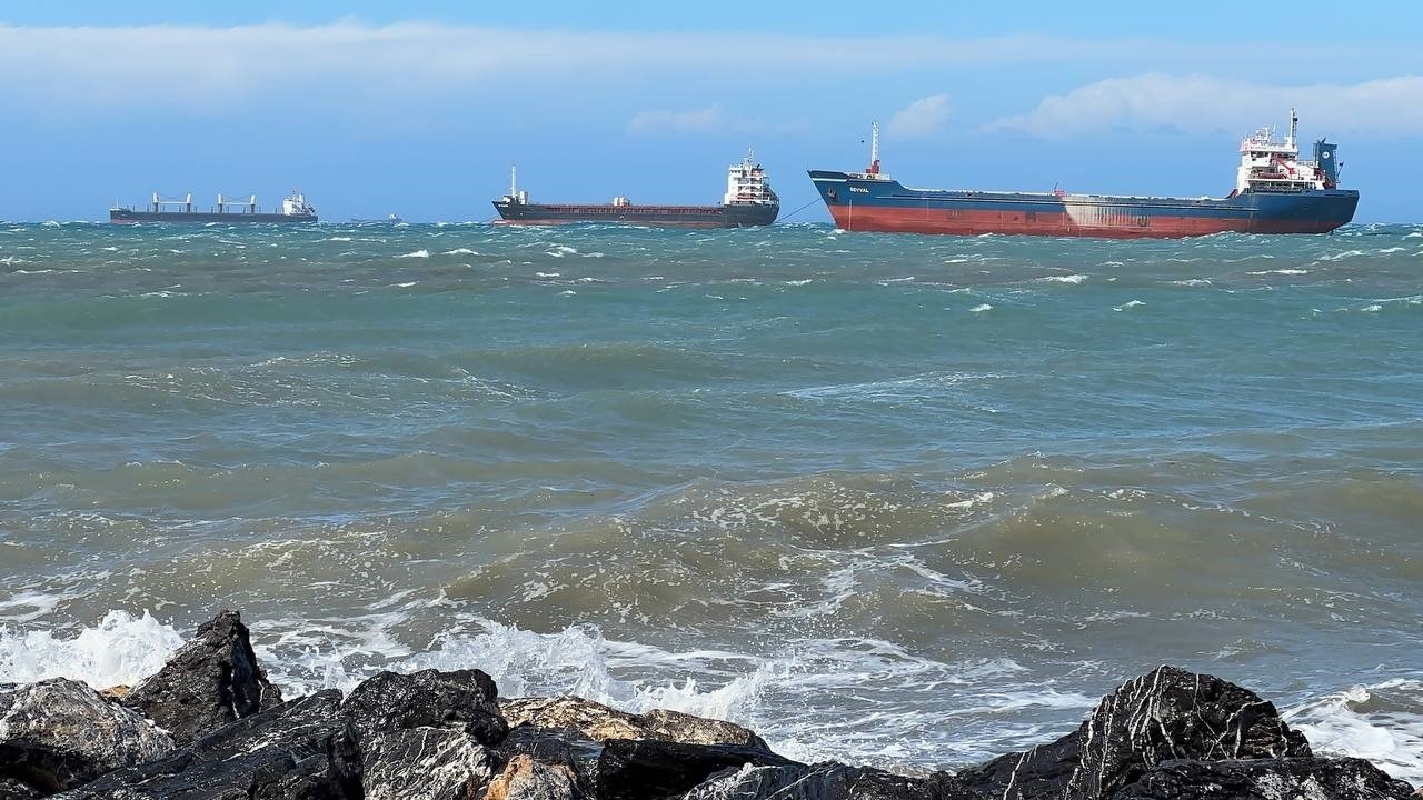 Lodos, balıkçı barınağını esir aldı