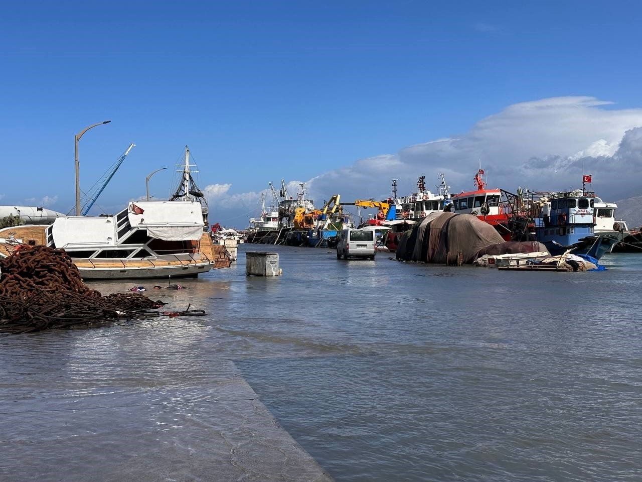 Lodos, balıkçı barınağını esir aldı
